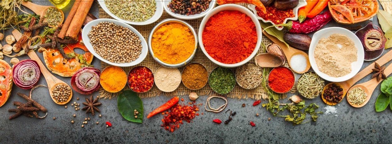 Antep baharat kaseleri ve kırmızı biberler