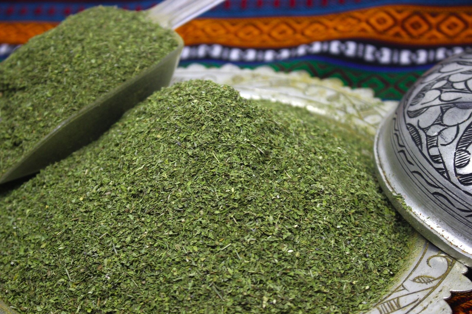 Çorba üzerine serpilmiş kuru nane