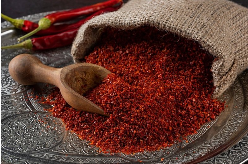 Kırmızı pul biber dolu kasede