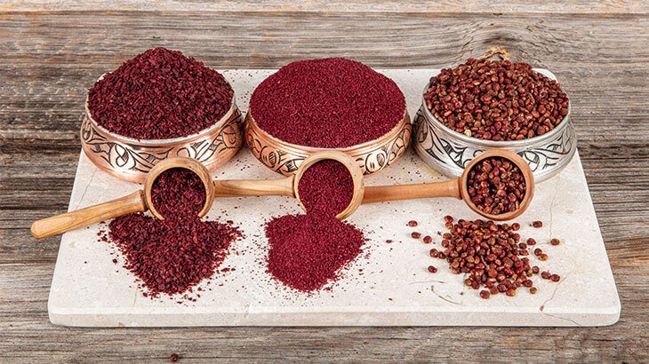 Ekşi aromalı sumak taneleri ve öğütülmüş hali