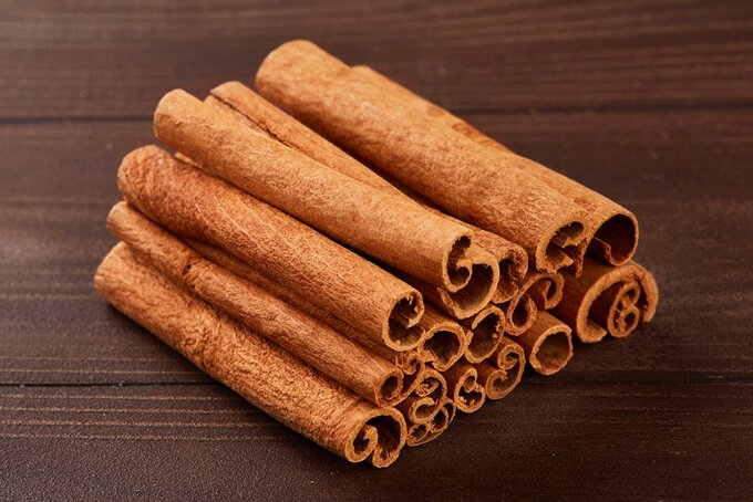 Demlenmiş çay yanında çubuk tarçın