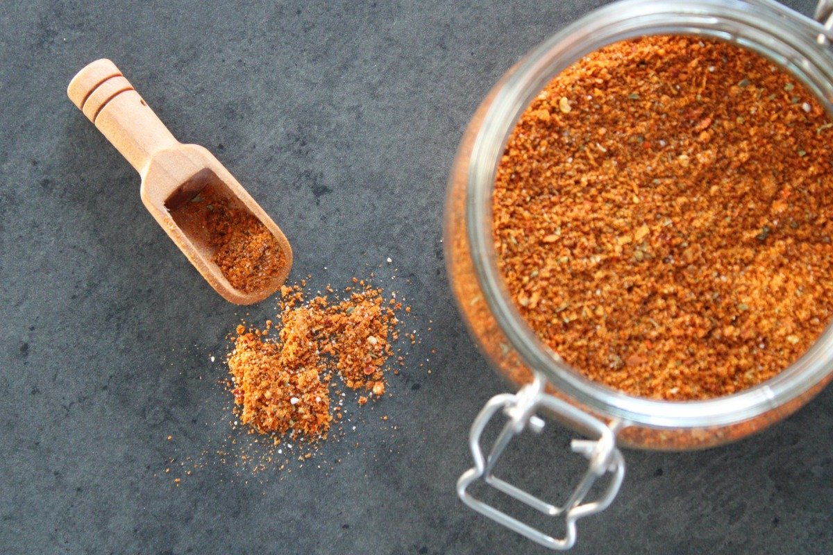 Tavuk but ve etrafında tavuk baharatı